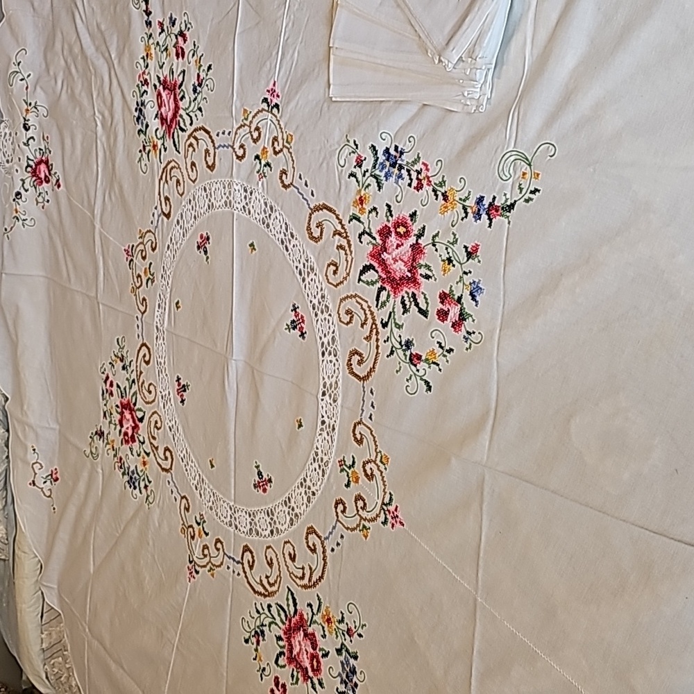Beautifully embroidered round table cloth, 6 napkins. Purchased in Panama. NWOT